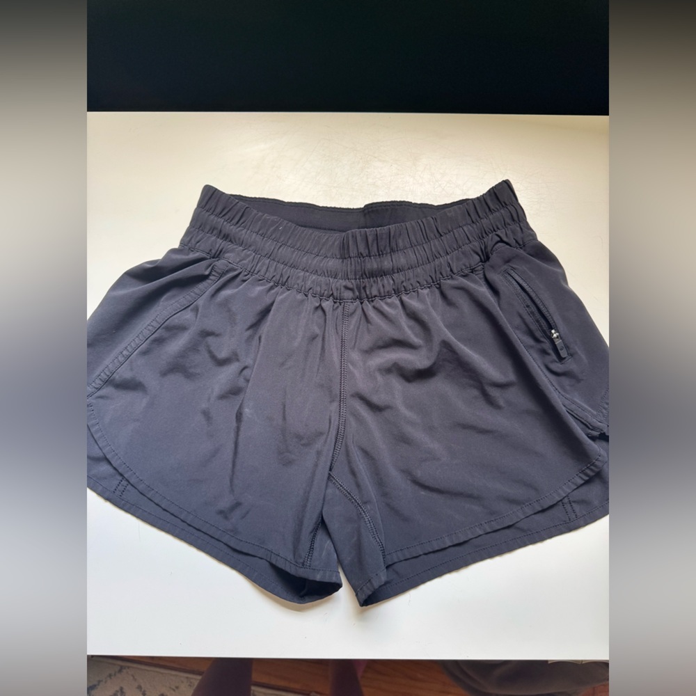 Lululemon size 8 short